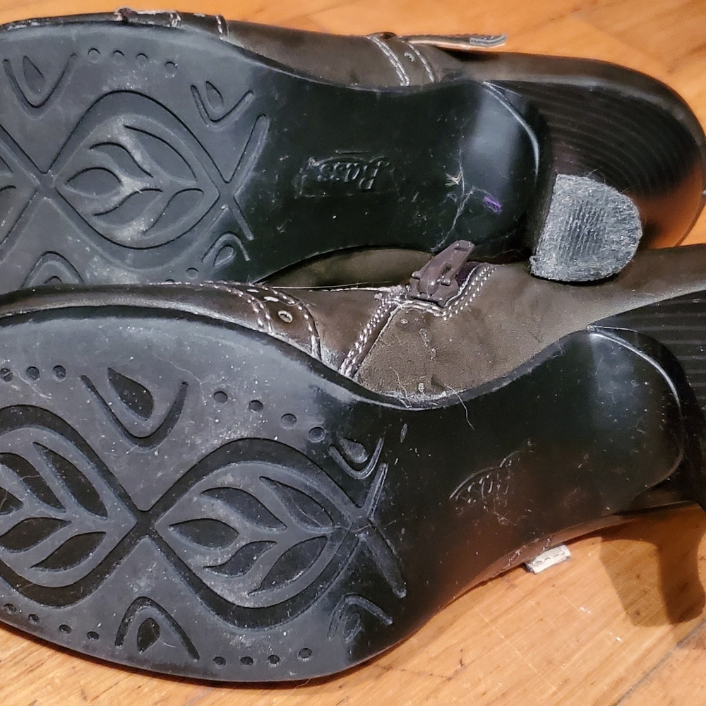 Brown Wingtip Heels - Picture 4 of 6